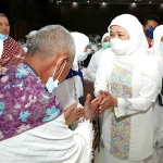 Gubernur Jawa Timur periode 2019-2024, Khofifah Indar Parawansa, saat menyapa calon jamaah haji.