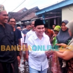 Wakil Bupati Mojokerto, Muhammad Al Barra atau yang akrab disapa Gus Barra, saat mengunjungi korban banjir. Foto: ROCHMAT SAIFUL ARIS/BANGSAONLINE