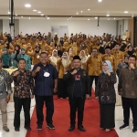 Wakil Ketua DPRD Gresik, Nur Saidah (tiga dari kiri), bersama Bupati Gresik, Fandi Akhmad Yani, saat menjadi pemateri dalam Bimtek Kades dan Perangkat se-Kecamatan Duduksampeyan. Foto: Ist