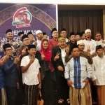 Puti Guntur saat foto bersama puluhan Gus se-Jawa Timur (Jatim) yang tergabung dalam Gawagis Jatim.