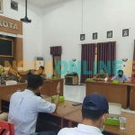 Ketua PWI Kediri, Bambang Iswahyoedhi (kiri), dan pengurus organisasi Jurnalis saat dipertemukan dengan Panpel Persik untuk mediasi oleh polisi. Foto: MUJI HARJITA/BANGSAONLINE