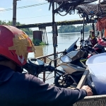 Perahu penyeberangan di Sungai Brantas. (foto: MUJI HARJITA/ BANGSAONLINE)