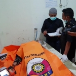 Jenazah korban dibawa ke RS untuk identifikasi.