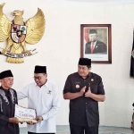 Wakil Ketua IV Baznas Jatim, Husnul Khuluq, didampingi Wakil Bupati Pacitan, Gagarin, dan Ketua Baznas Pacitan, Shodiq Suja, saat menyerahkan bantuan secara simbolis kepada salah satu duafa. Foto: Ist