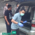 Salah satu korban saat hendak dimasukkan dalam mobil jenazah untuk dibawa ke rumah duka. foto: HERMAN/ BANGSAONLINE