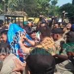 Puluhan petani tebu bentrok dengan Satpol PP saat demo di depan PG Tjukir, Kamis (24/8/2017). foto: ROMZA/ BANGSAONLINE