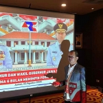 Direktur Utama ARCI, Baihaki Sirajt, saat memaparkan persentase kepuasan warga terhadap kinerja Khofifah-Emil.