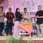 Bupati Mojokerto, Ikfina Fahmawati, ketika memotong tumpeng dalam Dies Natalis SMPN 2 Trawas.
