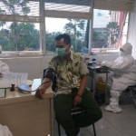 Petugas kesehatan saat melakukan rapid test kepada salah seorang di Jawa Timur. foto: istimewa/ bangsaonline.com  