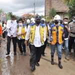 Menteri Pekerjaan Umum dan Perumahan Rakyat, Basuki Hadimuljono, bersama rombongan saat meninjau lokasi banjir bandang di Kota Batu.
