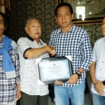 Abdul Wachid, wartawan senior Gresik, saat disambangi Ketua PWI Jatim Drs. Ainur Rohim, M.IP., dan Ketua PWI Gresik M Sholahuddin, didampingi pengurus lainnya. 