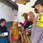 Petugas dari BLUD Puskesmas Dukuh Klopo Jombang saat menyuntikkan vaksin Covid-19 kepada ODGJ