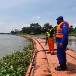 Pencarian terhadap Bagus Satria (8), bocah yang tenggelam saat mencari ikan di Sungai Brantas masih terus dilakukan.