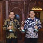 Direktur Operasi Solusi Bangun Indonesia, Edi Sarwono, bersama Direktur Keuangan dan Manajemen Risiko, Asruddin, menunjukkan penghargaan 3 PROPER Hijau 2025.