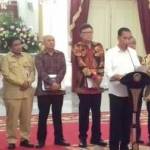 Presiden RI Joko Widodo didampingi Mendagri Tjahjo Kumolo memberikan keterangan pers di Istana Negara terkait ribuan perda yang dihapus.