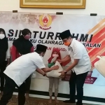 Bupati Bangkalan Abdul Latif Imron Amin dibantu Ketua KONI dan didampingi Cabor Perserosi menyerahkan bantuan sembako dan uang peminaan kepada Atlet Sepatu Roda di rumah Ketua Cabor Perserosi H. Syafiuddin Asmoro, Selasa (2/6/2020).