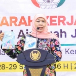 Gubernur Khofifah saat memberikan apresiasi atas peluncuran dua buku yang membahas tentang lingkungan hidup. (Ist)
