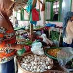 Salah satu konsumen sedang membeli bawang putih di Pasar 17 Agustus Pamekasan.