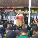 Yenny Wahid saat pidato dalam Apel Barikade Gus Dur di Lapangan Universitas Hasyim Asy’ari (Unhasy). Foto: AAN AMRULLOH/ BANGSAONLINE