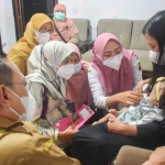 Ketua TP PKK Kota Kediri, Ferry Silviana Abdullah Abu Bakar (nomor 2 dari kiri), didampingi Kepala Dinas Kesehatan Kota Kediri, Fauzan Adima, saat mengunjungi Klarisa, bayi berusia 18 bulan. Foto: Ist