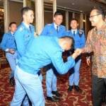 Gus Ipul disambut siswa SMA Taruna Nusantara, saat menghadiri malam keakraban di Empire Palace Surabaya, tadi malam. foto: humas