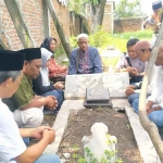 Insan KWG saat ziarah di makam almarhum Siswoko. Foto: Ist