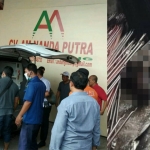 Petugas mengevakuasi korban kebakaran ke rumah sakit.