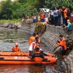 Kapal karet BPBD Situbondo yang baru datang melakukan penyisirah di pelabuhan Desa Kalianget Kec. Banyuglugur. foto: Hadi Prayitno/BangsaOnline.com