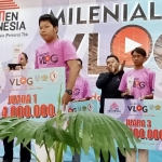 Sekda Tuban menyerahkan hadiah kepada pemenang lomba vlog secara simbolis.