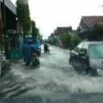 Hujan deras yang mengguyur kota Kediri mengakibatkan luapan sungai Kresek masuk ke pemukiman warga. foto: arif kurniawan/ BANGSAONLINE