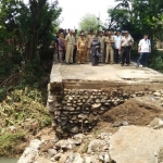 Rombongan Komisi VIII DPR RI saat meninjau jembatan yang ambrol di Desa Semendi Kabupaten Probolinggo.