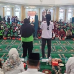 Para pengemudi ojol dalam acara istighatsah dan tahlil untuk almarhum Affan Kurniawan di Masjid Baitul Hamdi Pemprov Jatim Jalan Pahlawan Surabaya, Ahad (31/8/2025). Foto: bangsaonline.