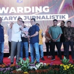 Wali Kota Surabaya Eri Cahyadi saat menyerahkan piagam penghargaan dan trofi kepada Wartawan HARIAN BANGSA, Yudi Arianto, dan disaksikan Ketua Potas Surabaya, Robby Julianto. Foto: Ist