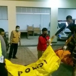 Tim SAR saat mengevakuasi korban untuk dibawa ke rumah sakit. foto: SUWANDI/ BANGSAONLINE