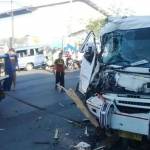 Kondisi truk tronton yang ringsek sesaat sebelum dievakuasi. foto: SUWANDI/ BANGSAONLINE