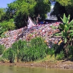 Tumpukan sampah di bantaran sungai yang harus segera dibersihkan. Foto: Ist