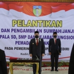 Bupati Kediri Hanindito Himawan Pramana saat melantik kepala sekolah dan pejabat fungsional pemadam kebakaran di Pendopo Panjalu Jayati. (foto: ist)