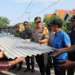 Kapolres Lamongan AKBP  Feby DP  Hutagalung saat menyerahkan bantuan pada korban  puting beliung.
