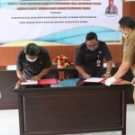 Penandatanganan Perjanjian Kerja Sama BKD dengan Dispendukcapil tentang pemanfaatan data kependudukan dalam layanan kepegawaian di Kantor BKD Kabupaten Kediri. (foto: Kominfo)