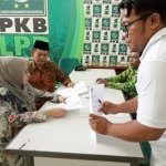 Pasangan Yoko Priyono dan Choirun Nisa saat menyerahkan berkas pendaftaran ke DPC PKB Mojokerto.