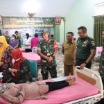 Letnan Kolonel Inf Aris Setiawan dan tim saat meninjau salah satu satu peserta Safari KB. 