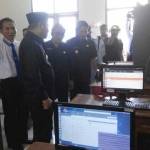 SIDAK UN - Bupati Sidoarjo H Saiful Ilah melihat komputer cadangan yang dipakai UNBK saat sidak Ujian Nasional (UN) di SMK Senopati, di Desa Betro Kecamatan Sedati, Sidoarjo, Senin (4/4). foto: BANGSAONLINE/musta