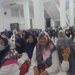 Ribuan warga NU yang mengikuti istighatsah dan doa bersama yang dipimpin Prof Dr KH Asep Saifuddin Chalim, MA, di Masjid Kampus Universitas KH Abdul Chalim Pacet Mojokerto. Foto: bangsaonline  