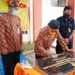 Bupati Sumenep meresmikan kantor baru.