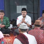 Gus Ipul saat didoakan oleh Muhammad Siroj, pengasuh panti asuhan Pondok Darul Aitam Thoriqul Jannah yang ada di jalan Krajan, Benowo 01, Surabaya.