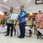 Kepala Disdik Jatim, Aries Agung Paewai, yang mewakili Gubernur Khofifah saat menerima penghargaan dari Kemendikbudristek.