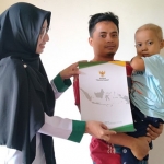 Baznas Sumenep berikan bantuan kepada Ananda Jibril Maulana penderita leukemia.