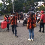 Kader PAC Pemuda Pancasila Dukuh Pakis saat bagi-bagi takjil di kawasan Taman Makam Pahlawan (TMP) 10 Nopember Jalan Mayjen Sungkono.