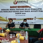 Bawaslu Tuban menggelar rakor dengan jurnalis. (foto: ist).