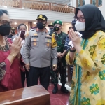 Rombongan Forkopimda Banyuwangi yang dipimpin oleh Bupati Ipuk, melakukan Safari Natal dengan mengecek pengamanan dan pelaksanaan prokes di sejumlah gereja.